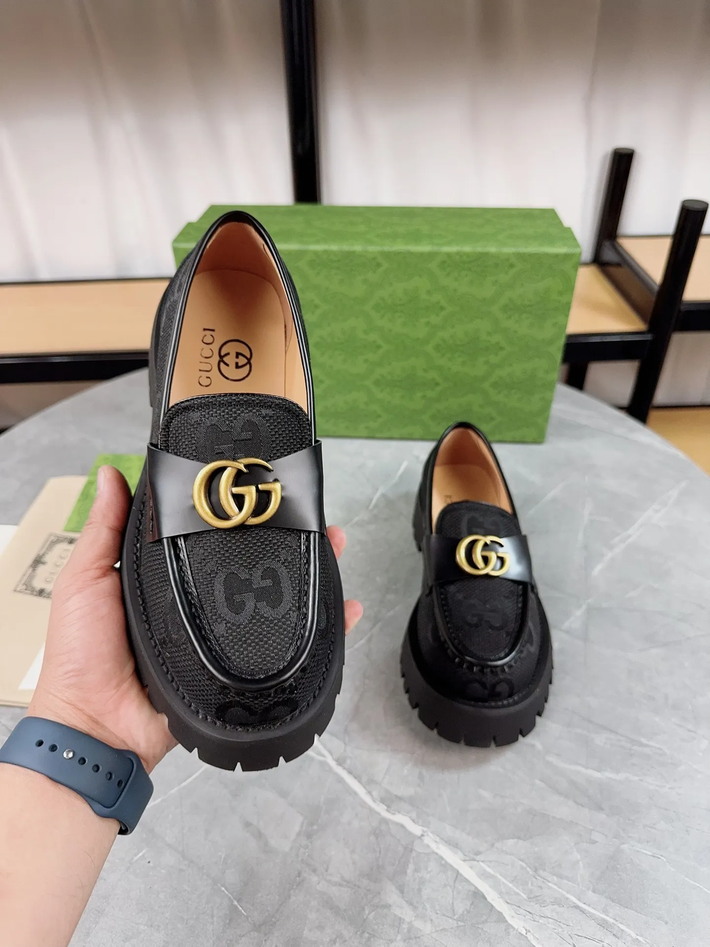 👟👟Ex-factory price 520👟👟Gucci2023 new model, double GG groove thick-soled Loaf platform shoes. The original version is made 1:1. Super beautiful quality, classic model at the counter. ❶Upper: original open edge beaded cowhide ❷Inner lining: water-dyed cowhide ❸Feet: water-dyed cowhide ❹Outsole: ultra-light original sole ❺thick sole heightening: 3.5cn ❻Packing: original packaging ❼Number: 35-42 (41 41 customized, non-returnable) Men's model: 38-46 (45, 46 customized, non-returnable)